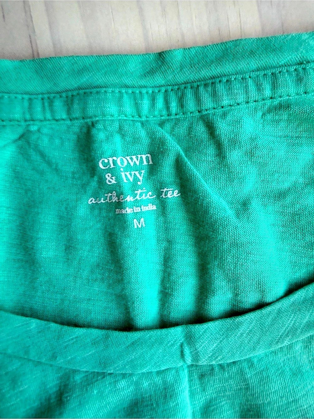 Crown & Ivy Authentic Tee Short Sleeve Tee in Green Size Medium Like New - Picture 3 of 3